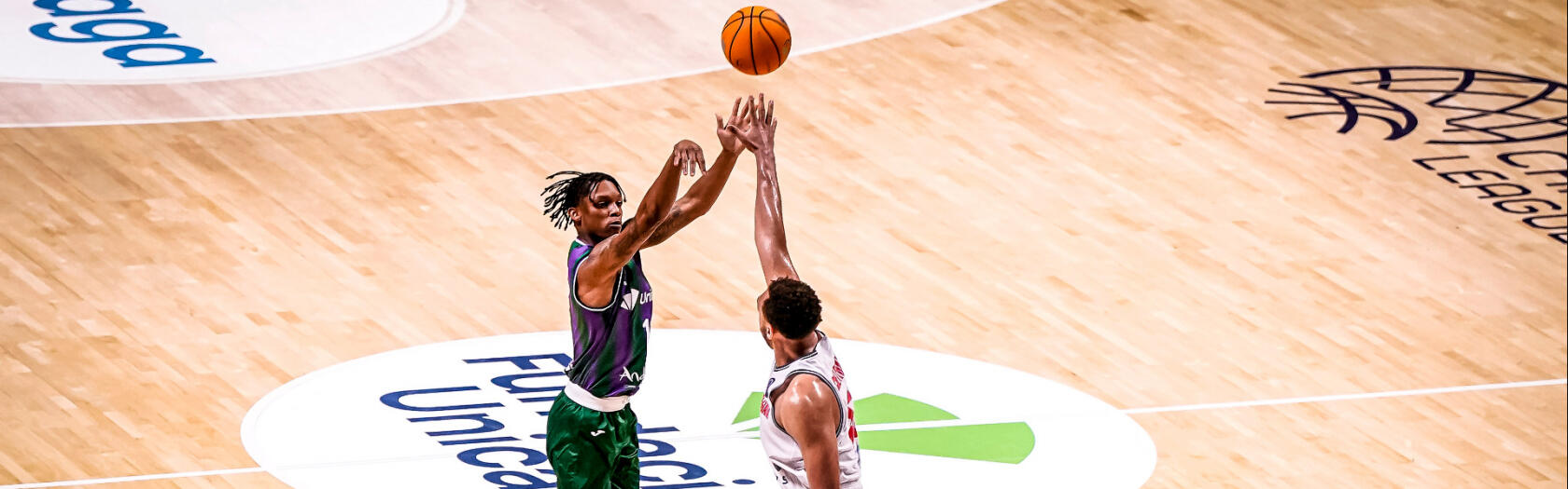 Tyson Carter lanza de tres 