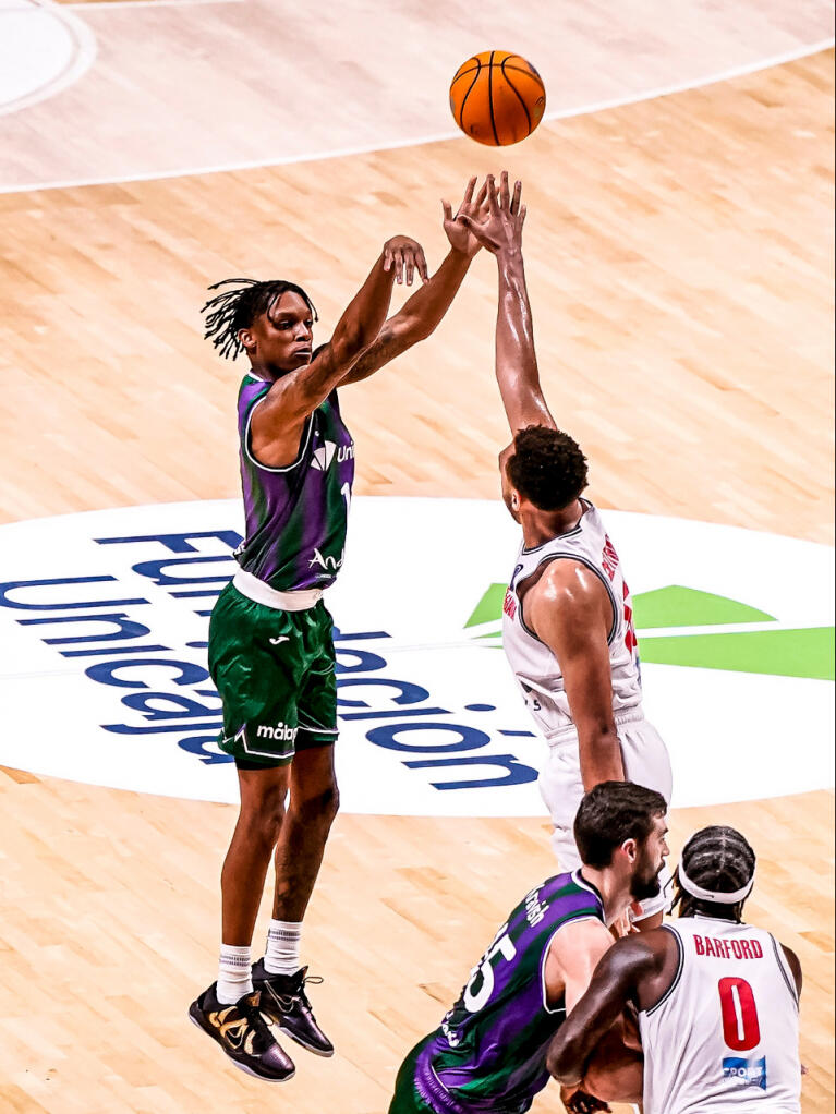 Tyson Carter lanza de tres 