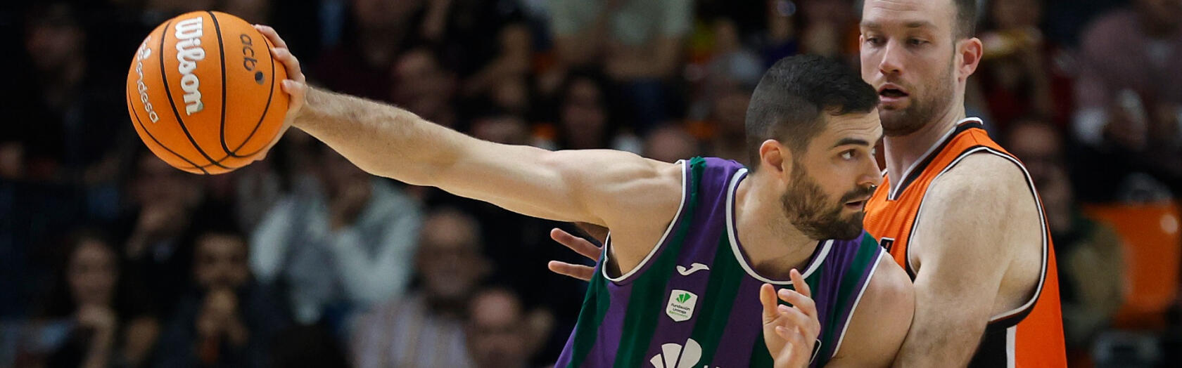 David Kravish busca el pase ante el Valencia Basket.