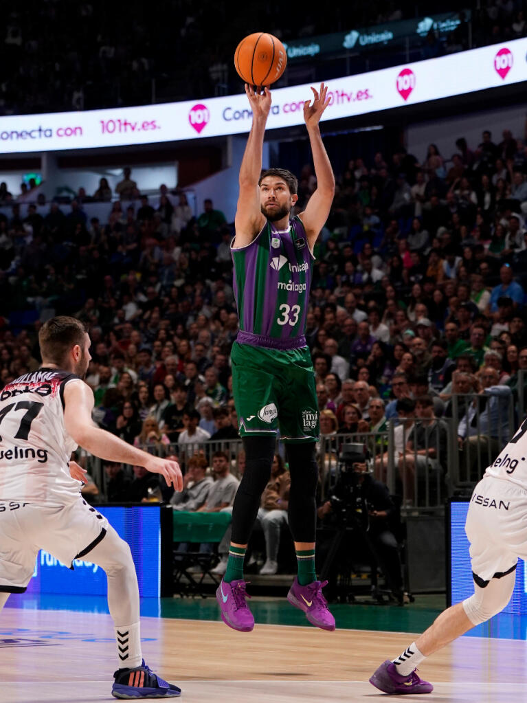 Killian Tillie lanza de tres