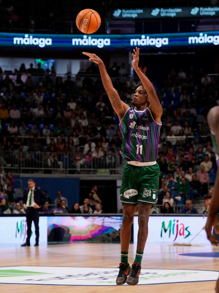 Tyson Carter lanza un triple