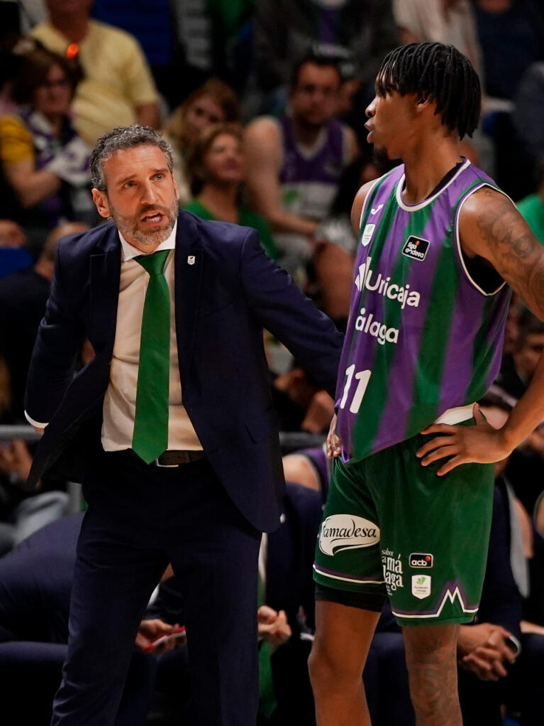Ibon Navarro da instrucciones a Tyson Carter 