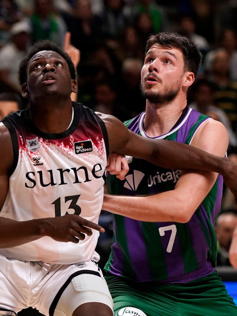 Jonathan Barreiro lucha por la posición con Bassala Bagayoko