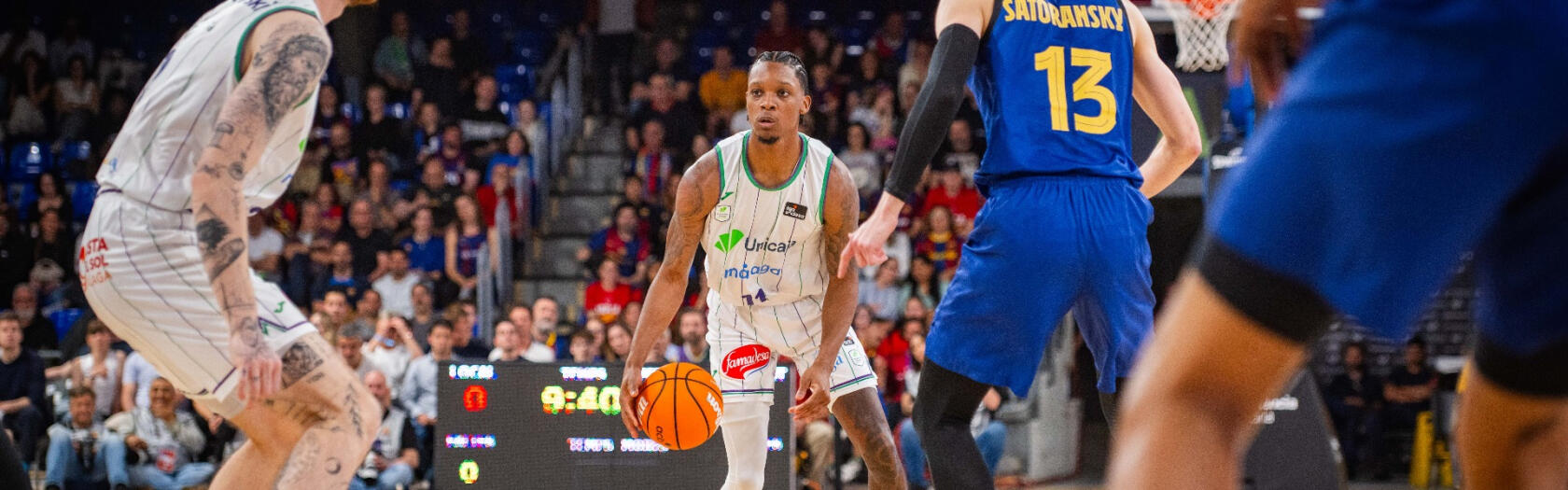 Tyson Carter trata de buscar el aro frente al Barça.