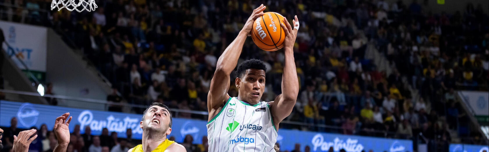 Tyson Pérez captura un rebote ante La Laguna Tenerife.