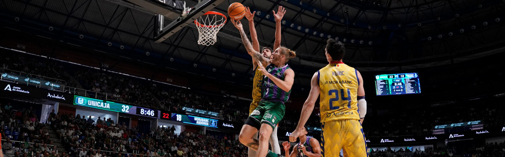 Dylan Osetkowski anota una canasta