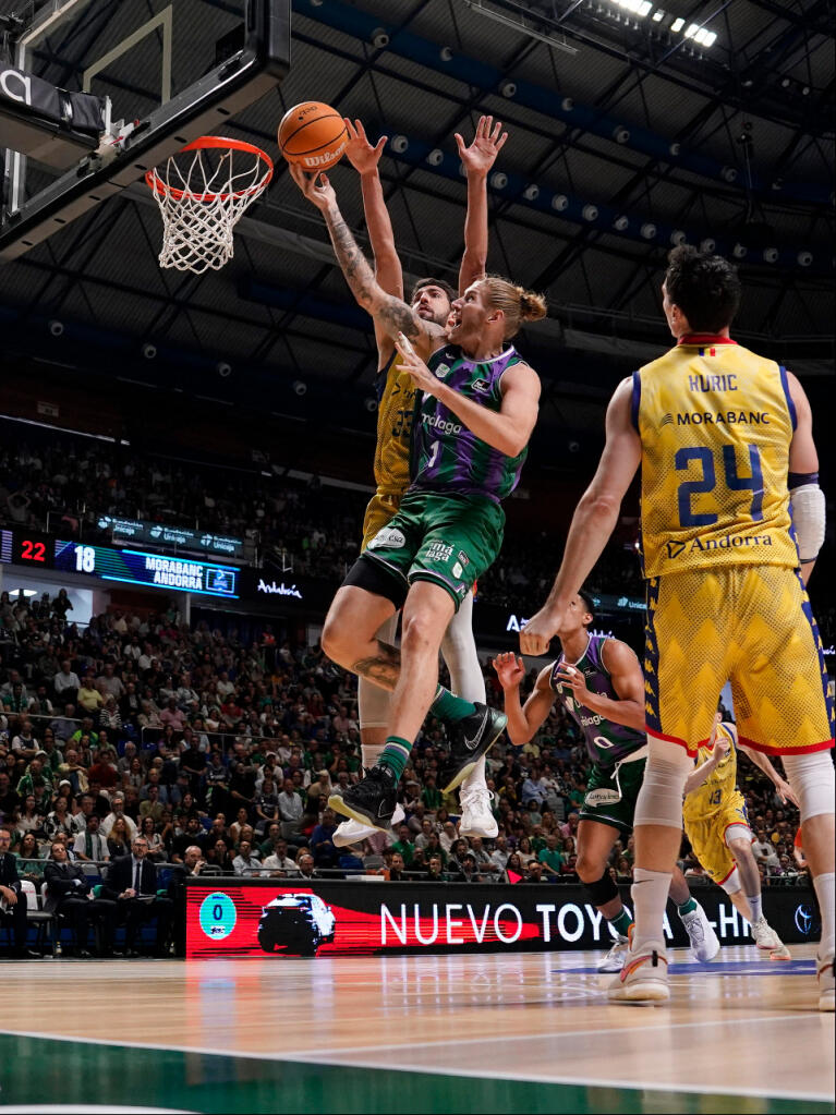 Dylan Osetkowski anota una canasta
