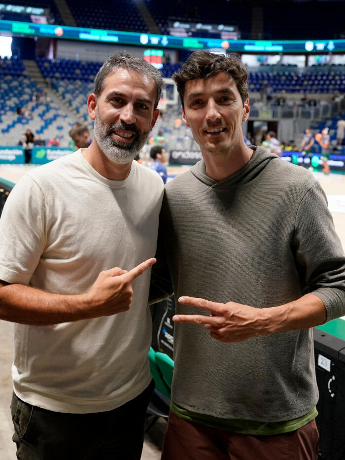 Jiri Welsch posa con Berni Rodríguez antes del partido