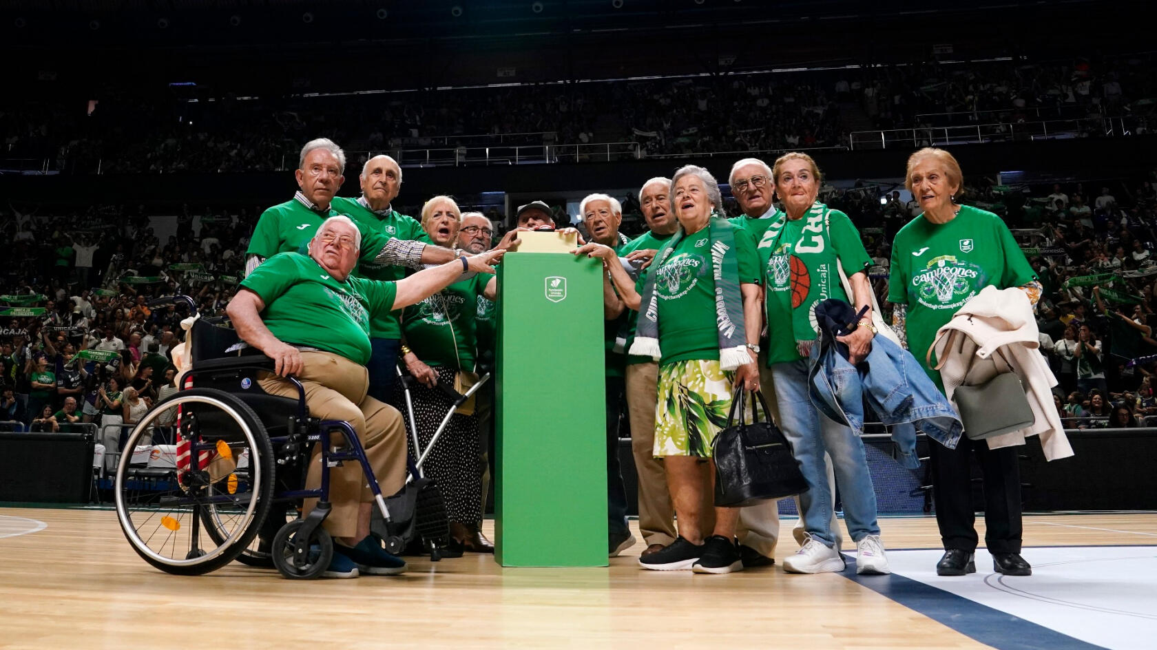 La afición del Unicaja baja en volandas la banderola de Campeones de la BCL 2025