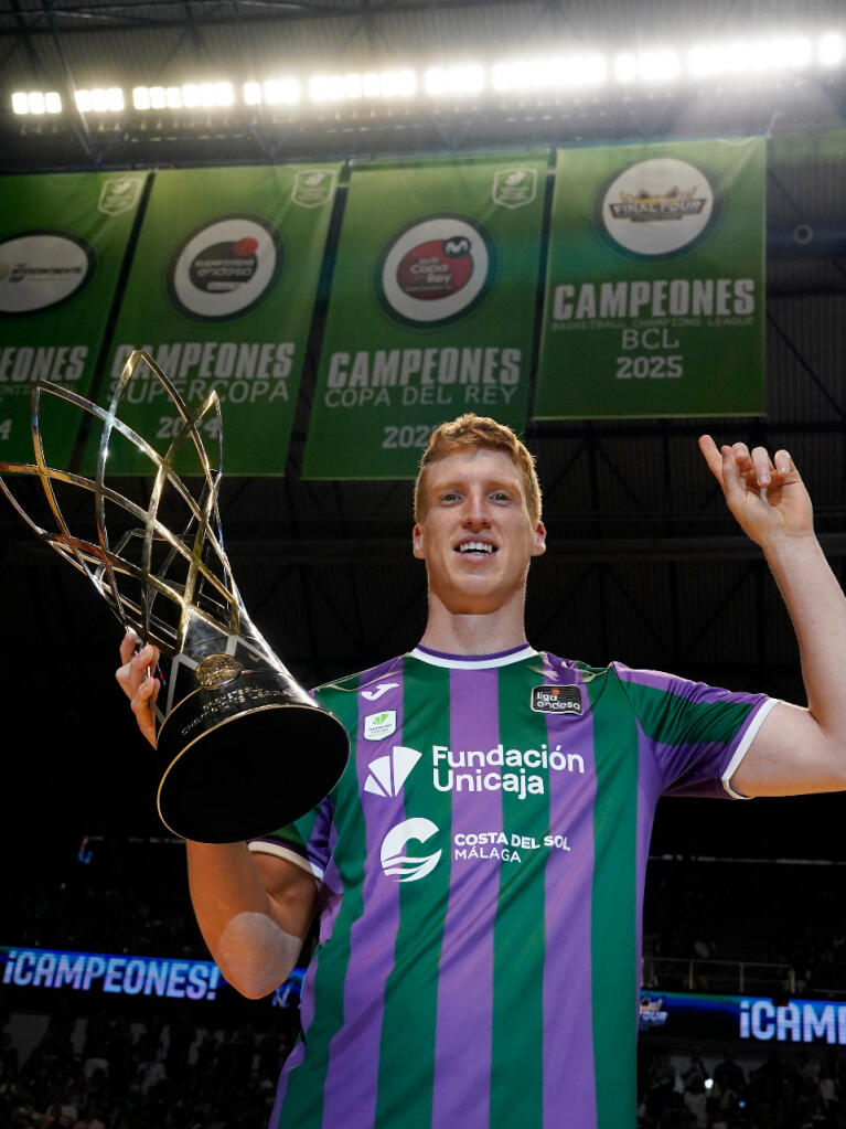 Alberto Díaz con el trofeo de la BCL, delante de la nueva banderola del pabellón