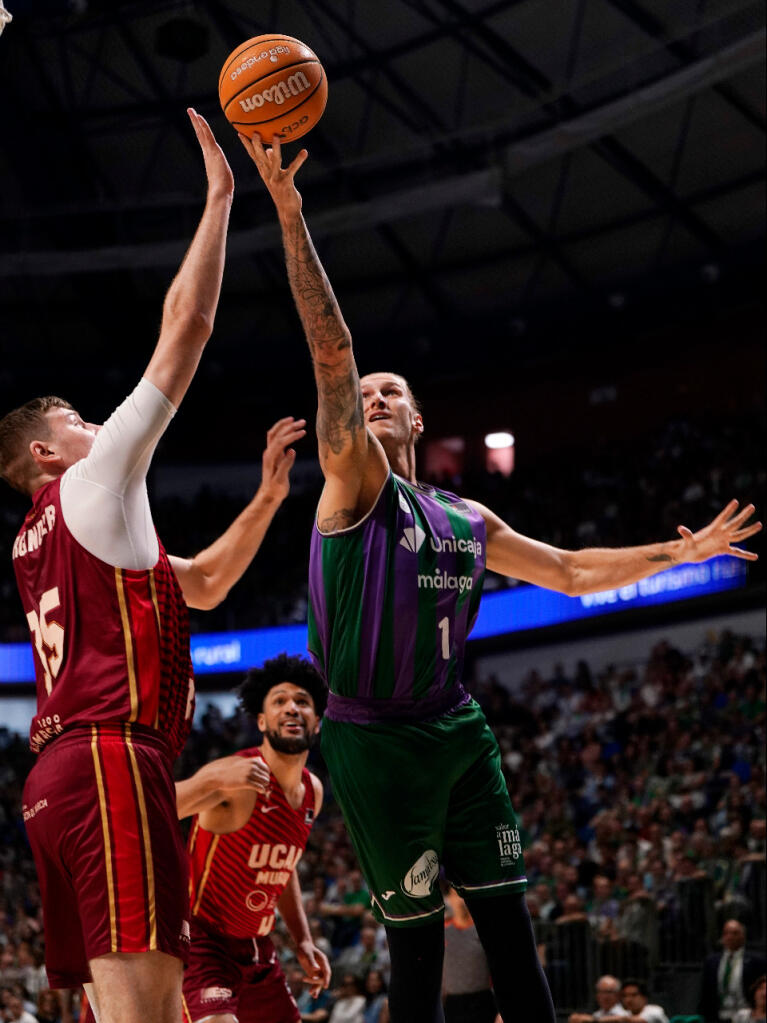Dylan Osetkowski trata de anotar ante Simon Birgander