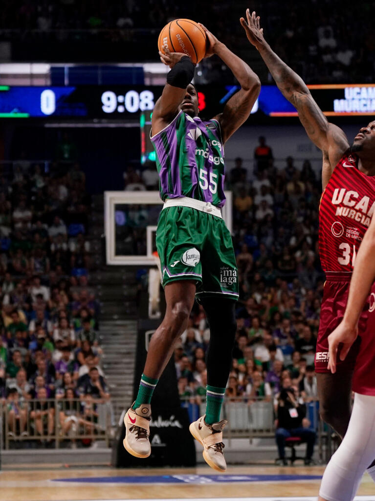Kendrick Perry lanza de tres ante Dylan Ennis