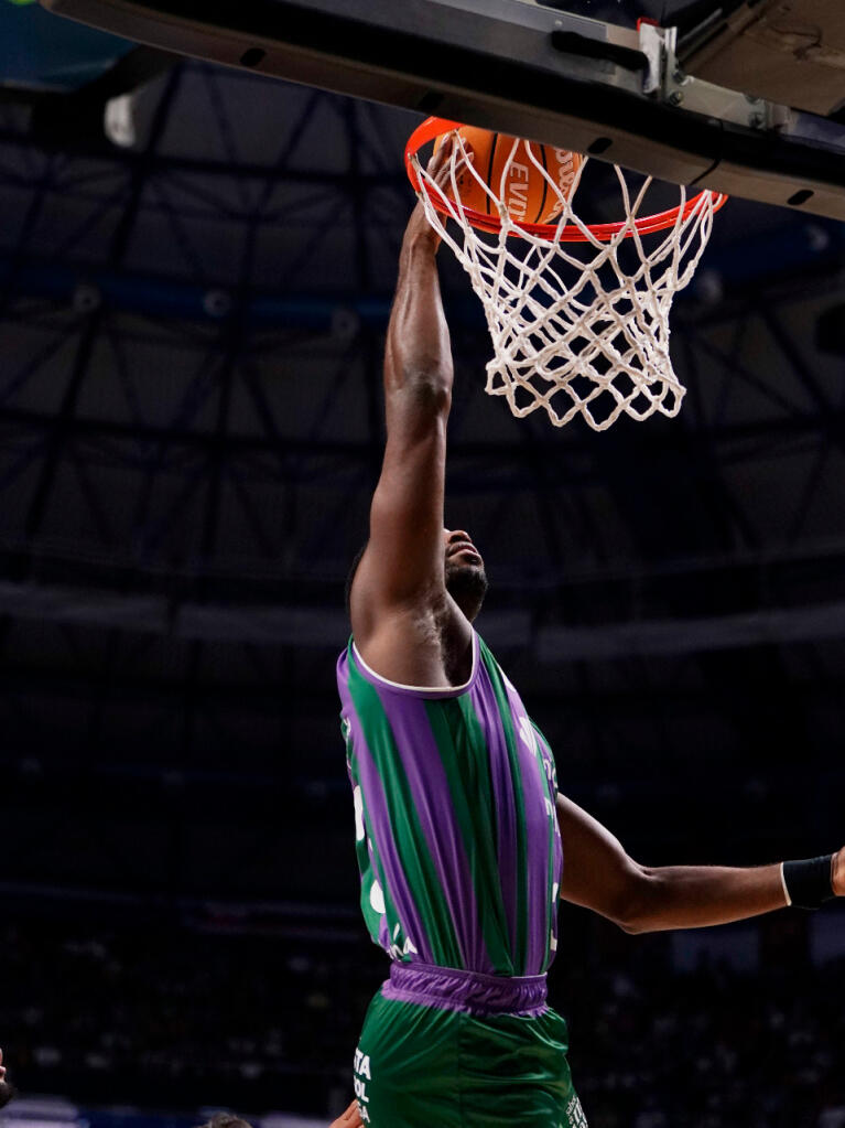 Melvin Ejim anota una canasta