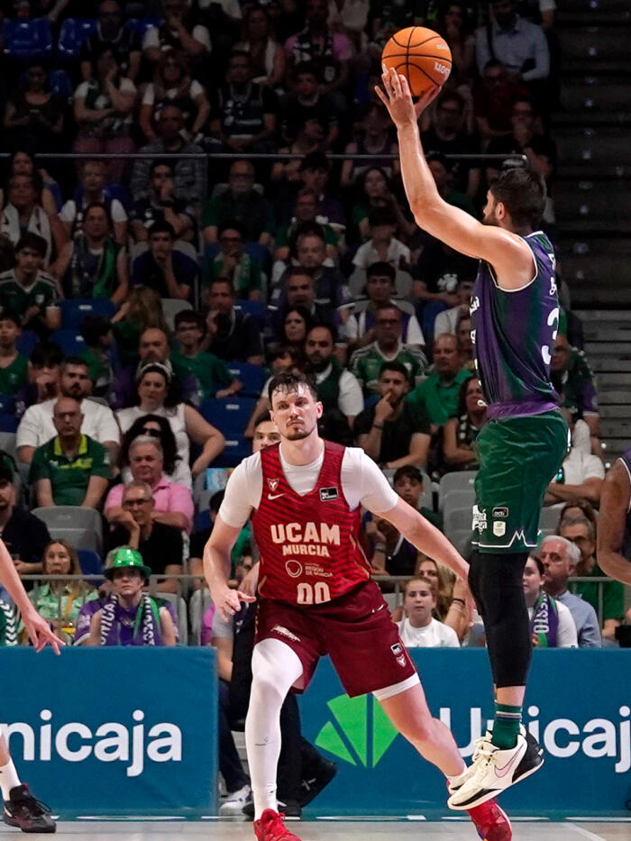 Killian Tillie lanza un triple