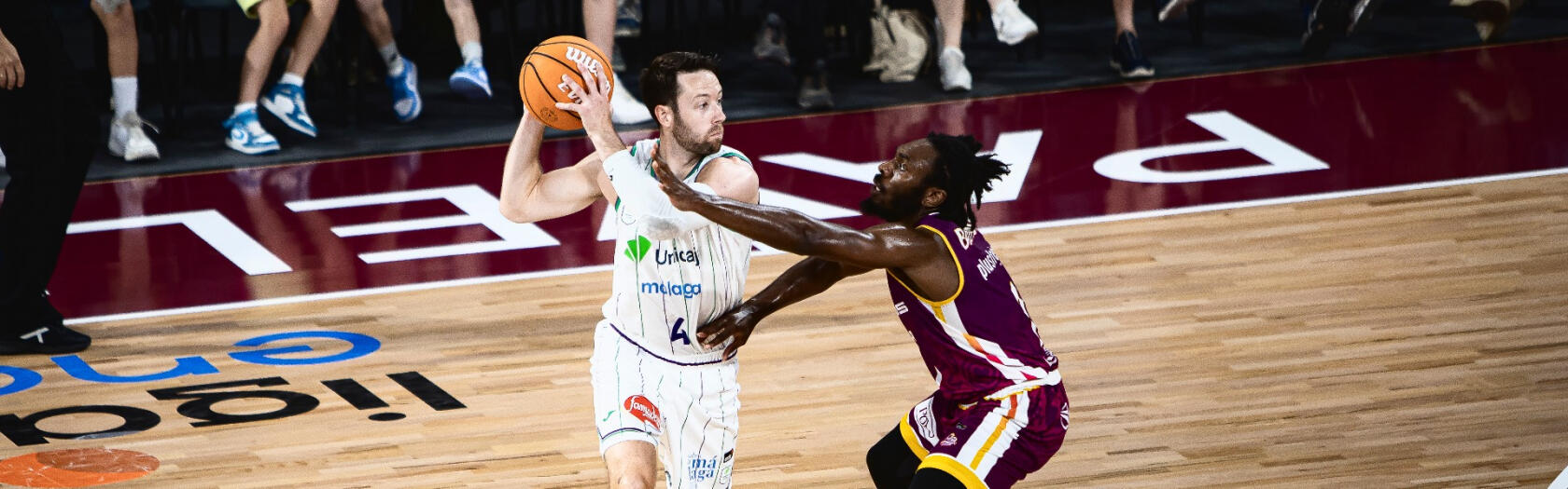 Tyler Kalinoski busca un pase ante el Hiopos Lleida.
