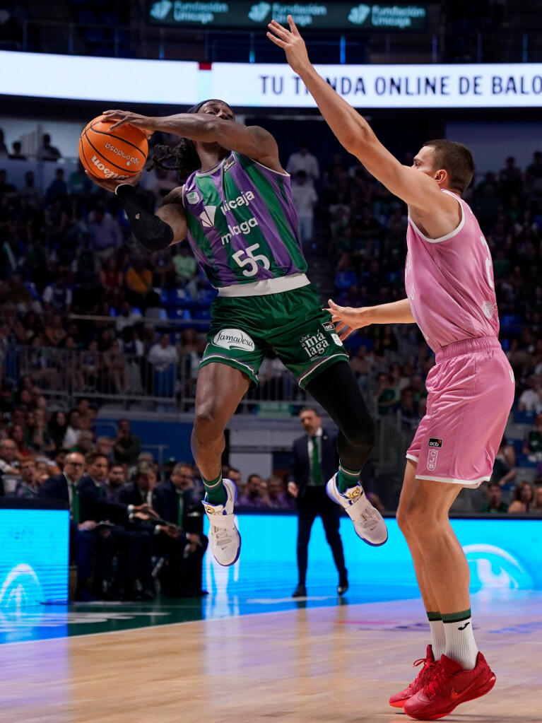 Kendrick Perry intenta lanzar a canasta