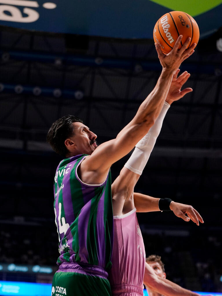 Nihad Djedovic deja una bandeja