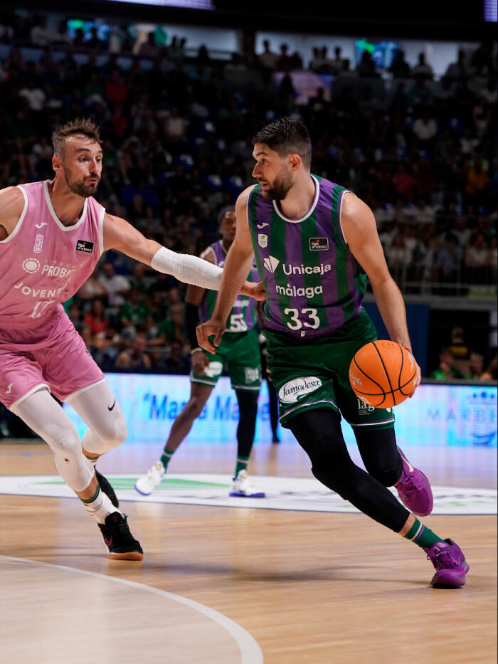 Killian Tillie, defendido por Sam Dekker
