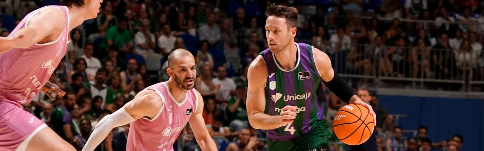 Tyler Kalinoski ante Pau Rubas y Ruzic