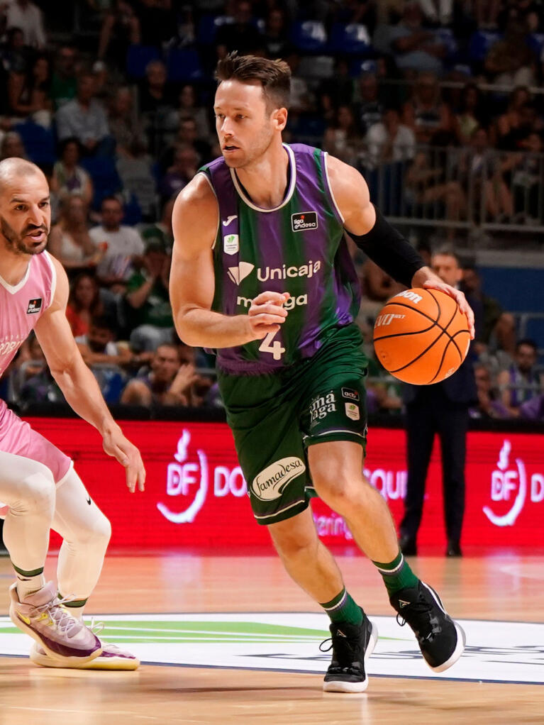 Tyler Kalinoski ante Pau Rubas y Ruzic