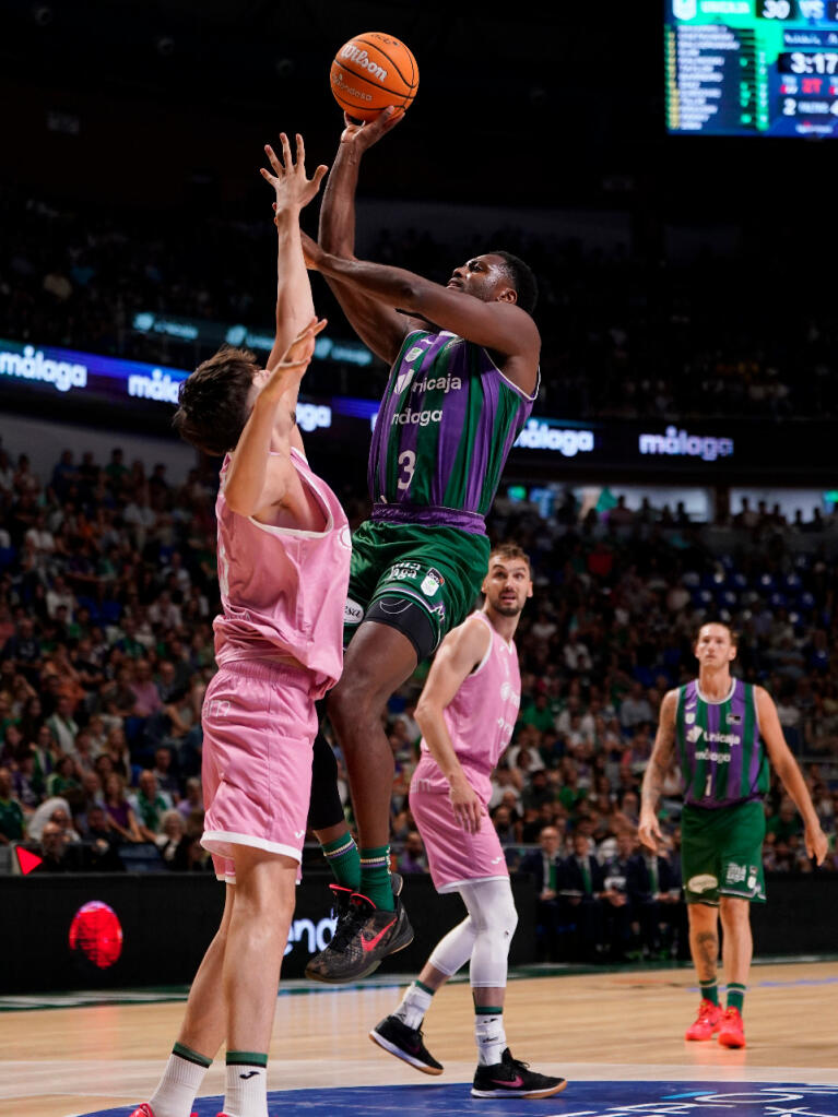 Melvin Ejim lanza a canasta