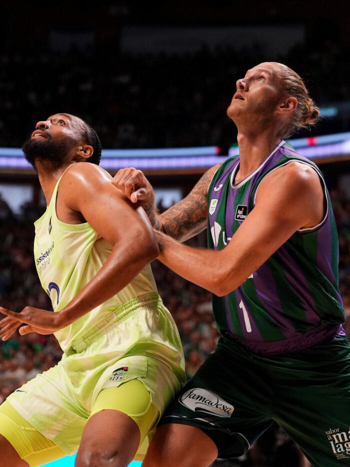 Dylan Osetkowski espera un rebote junto a Jabari Parker
