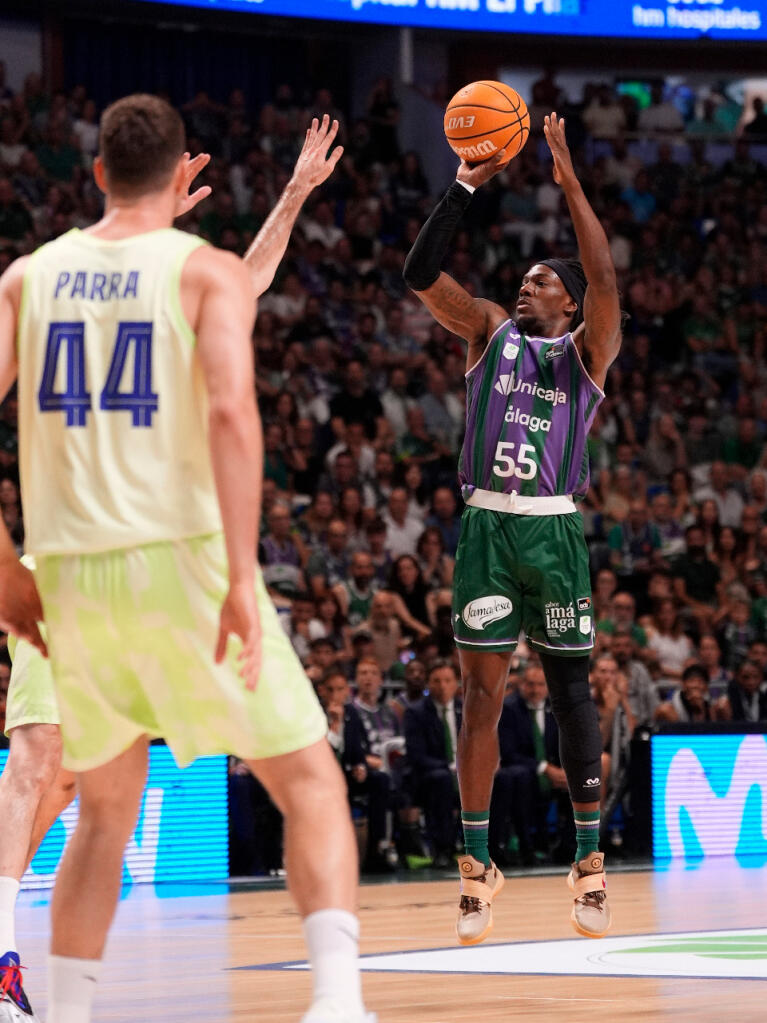 Kendrick Perry lanza de tres