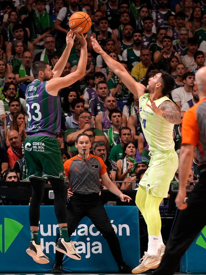 Killian Tillie lanza de tres