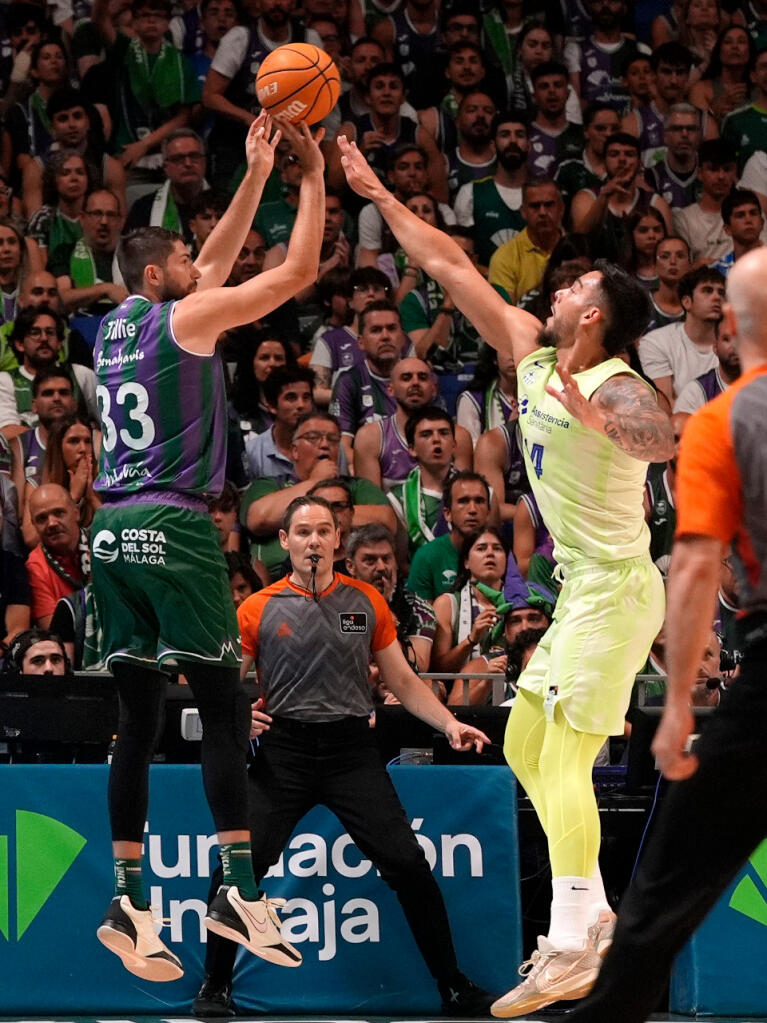 Killian Tillie lanza de tres