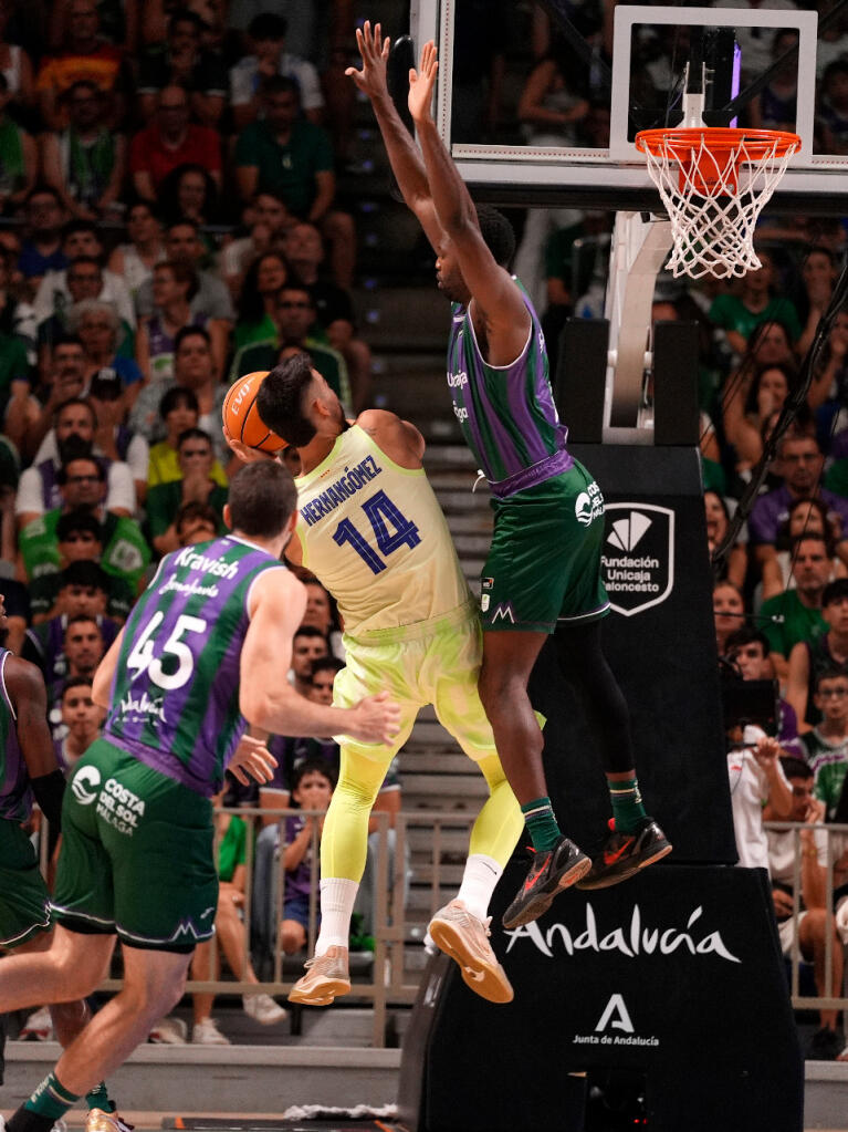 Defensa de Melvin Ejim a Willy Hernangómez