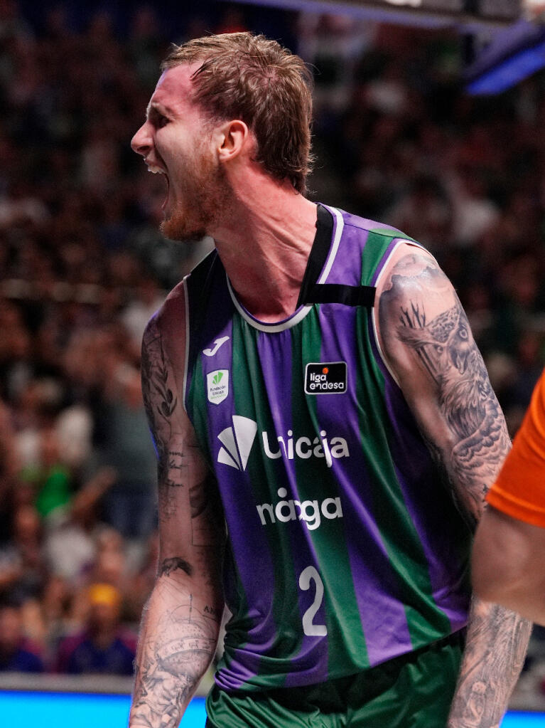 Olek Balcerowski celebra una canasta
