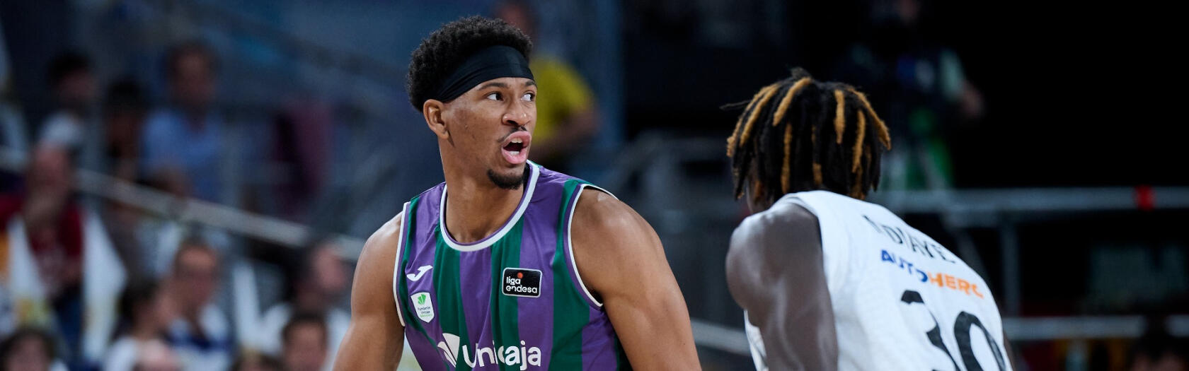 Kameron Taylor busca desbordar a Eli John Ndiaye.