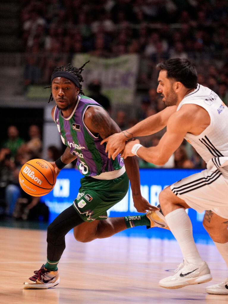 Kendrick Perry trata de superar a Facundo Campazzo