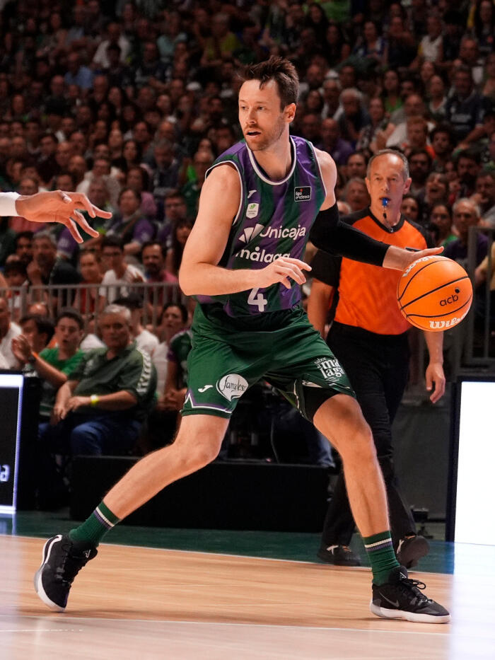 Tyler Kalinoski ve cómo se le acerca Tavares