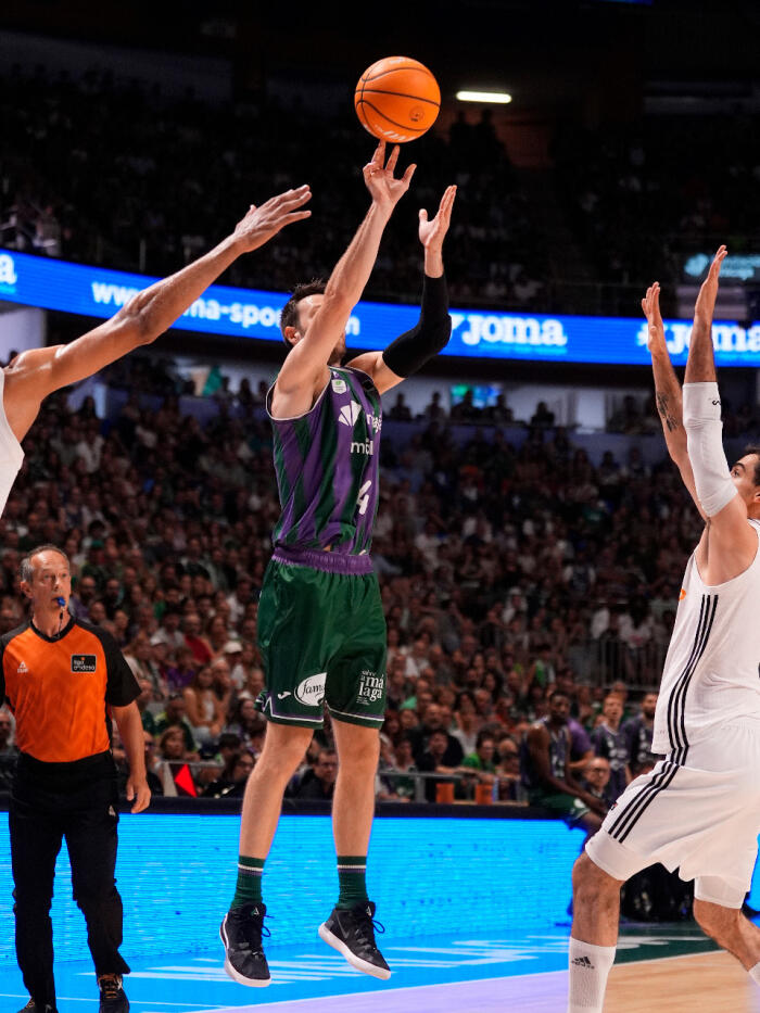 Tyler Kalinoski lanza un triple