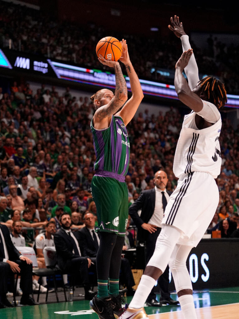 Dylan Osetkowski anota un triple ante Eli John Ndiaye