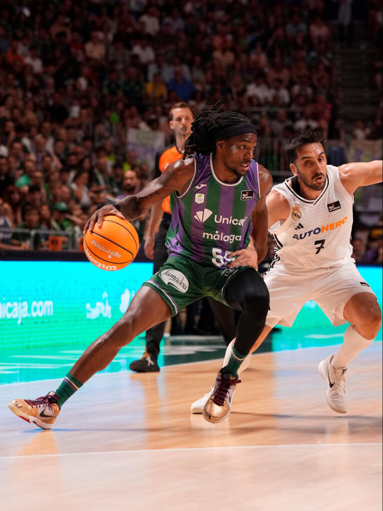 Kendrick Perry intenta superar a Facundo Campazzo