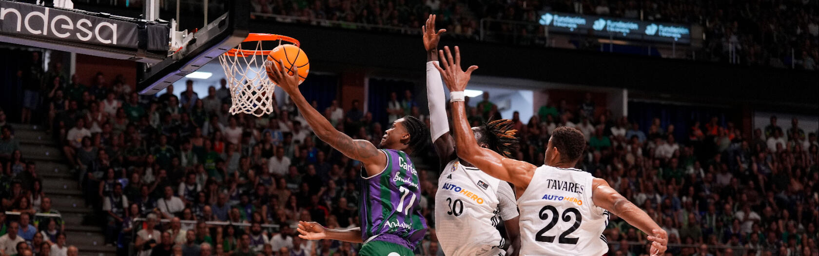 Canasta de Tyson Carter superando a Tavares y Ndiaye