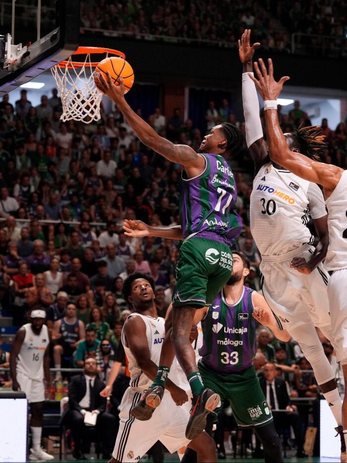 Canasta de Tyson Carter superando a Tavares y Ndiaye