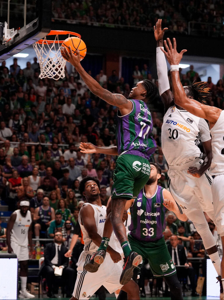 Canasta de Tyson Carter superando a Tavares y Ndiaye