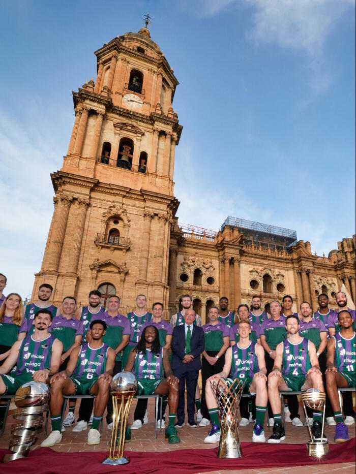 La plantilla Unicaja 2024-2025 con los trofeos