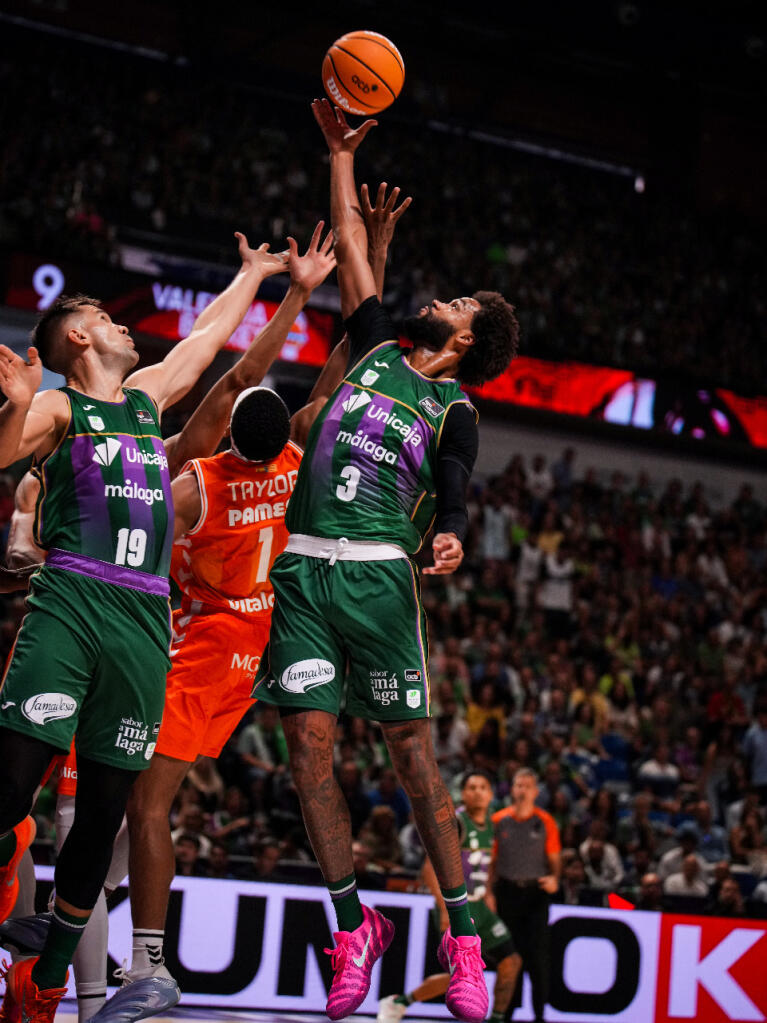Webb III lucha por un rebote