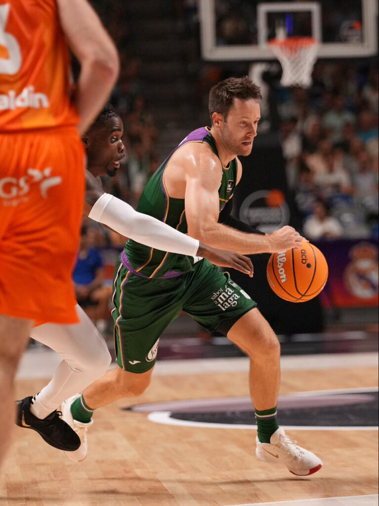 Kalinoski presionado por la defensa rival