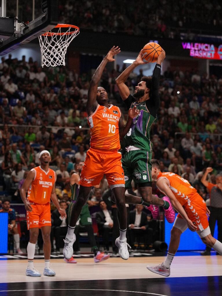 Webb III penetra a canasta
