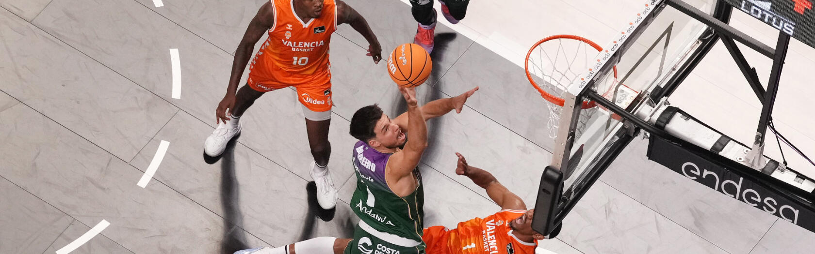 Barrreiro anota bajo el aro