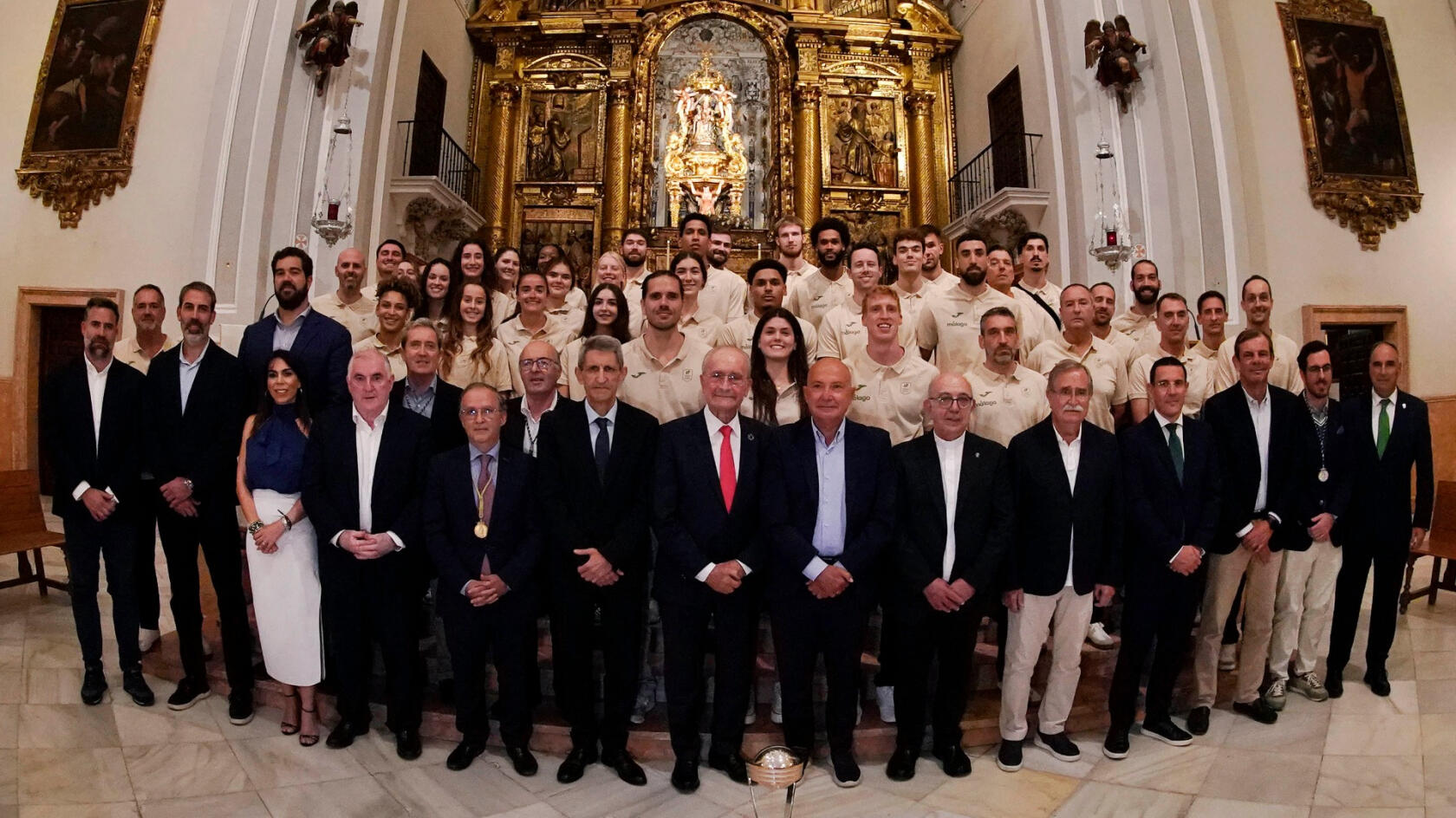 Apertura de la temporada con la ofrenda a la Virgen de la Victoria 