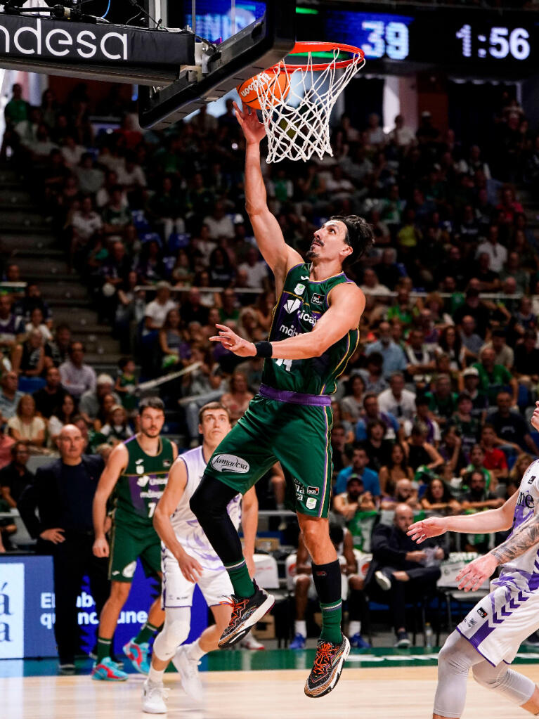Nihad Djedovic anota una canasta