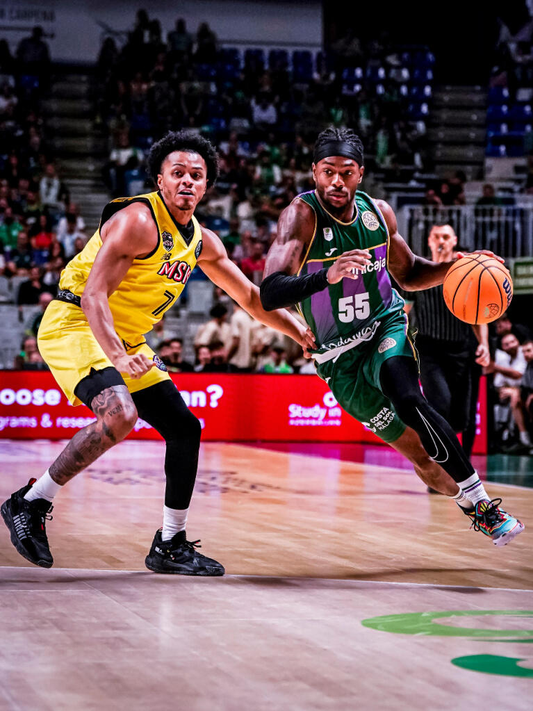 Kendrick Perry sube el balón ante la defensa de Cowan