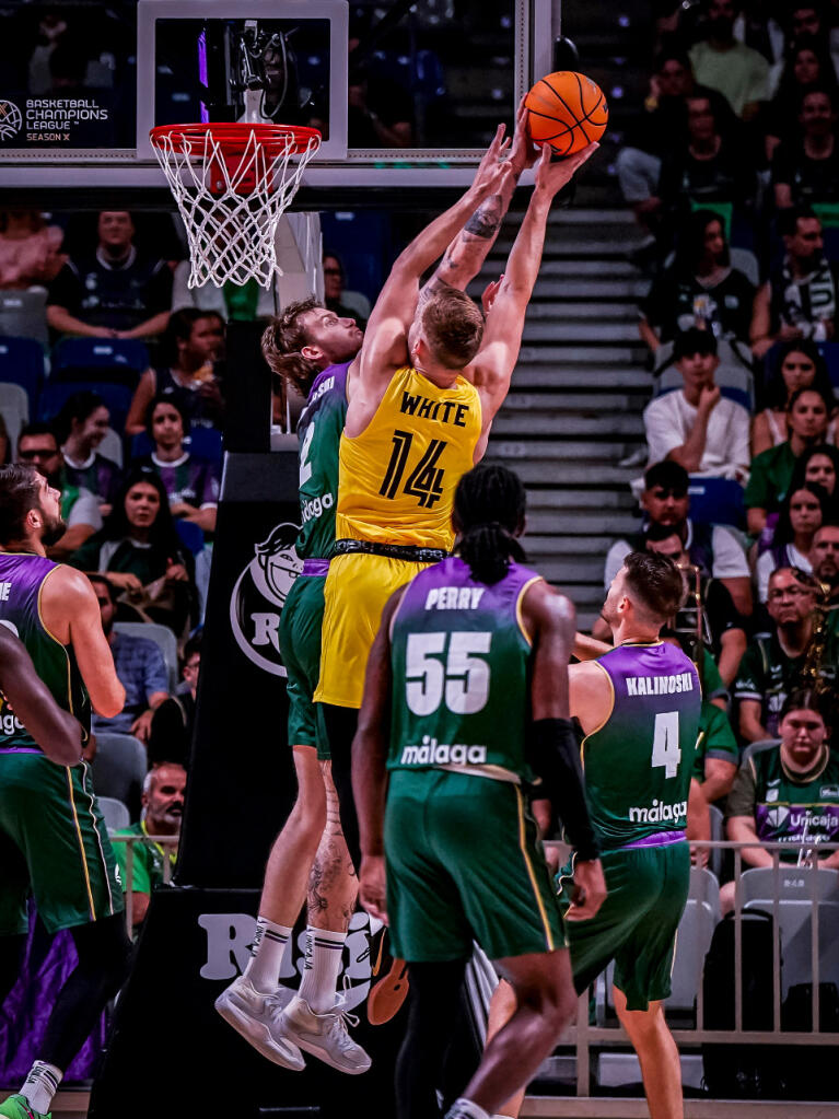 Olek Balcerowski tapona a White
