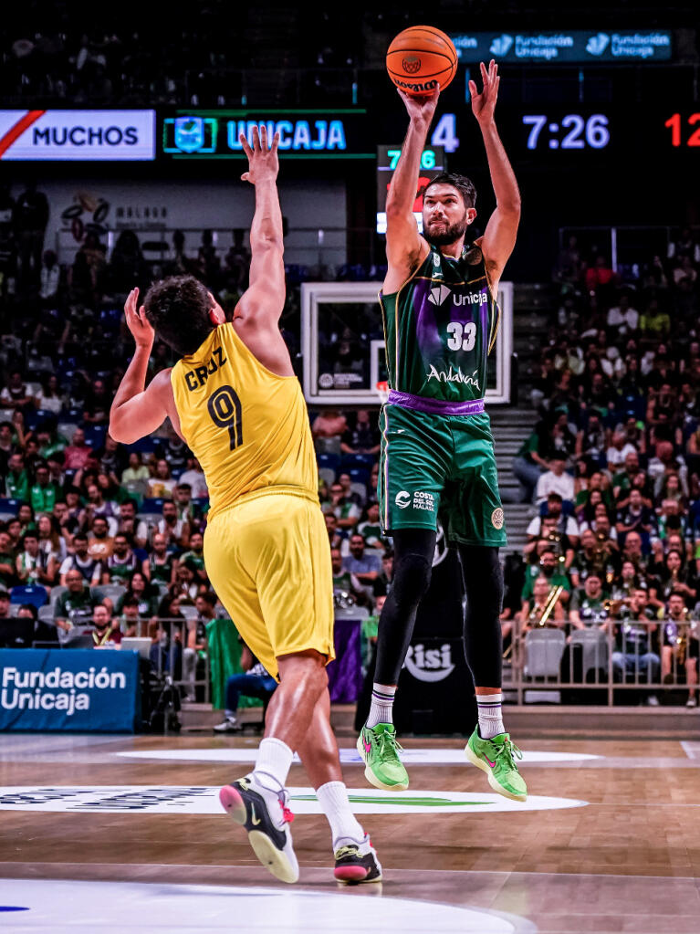 Killian Tillie lanza de tres ante Pako Cruz